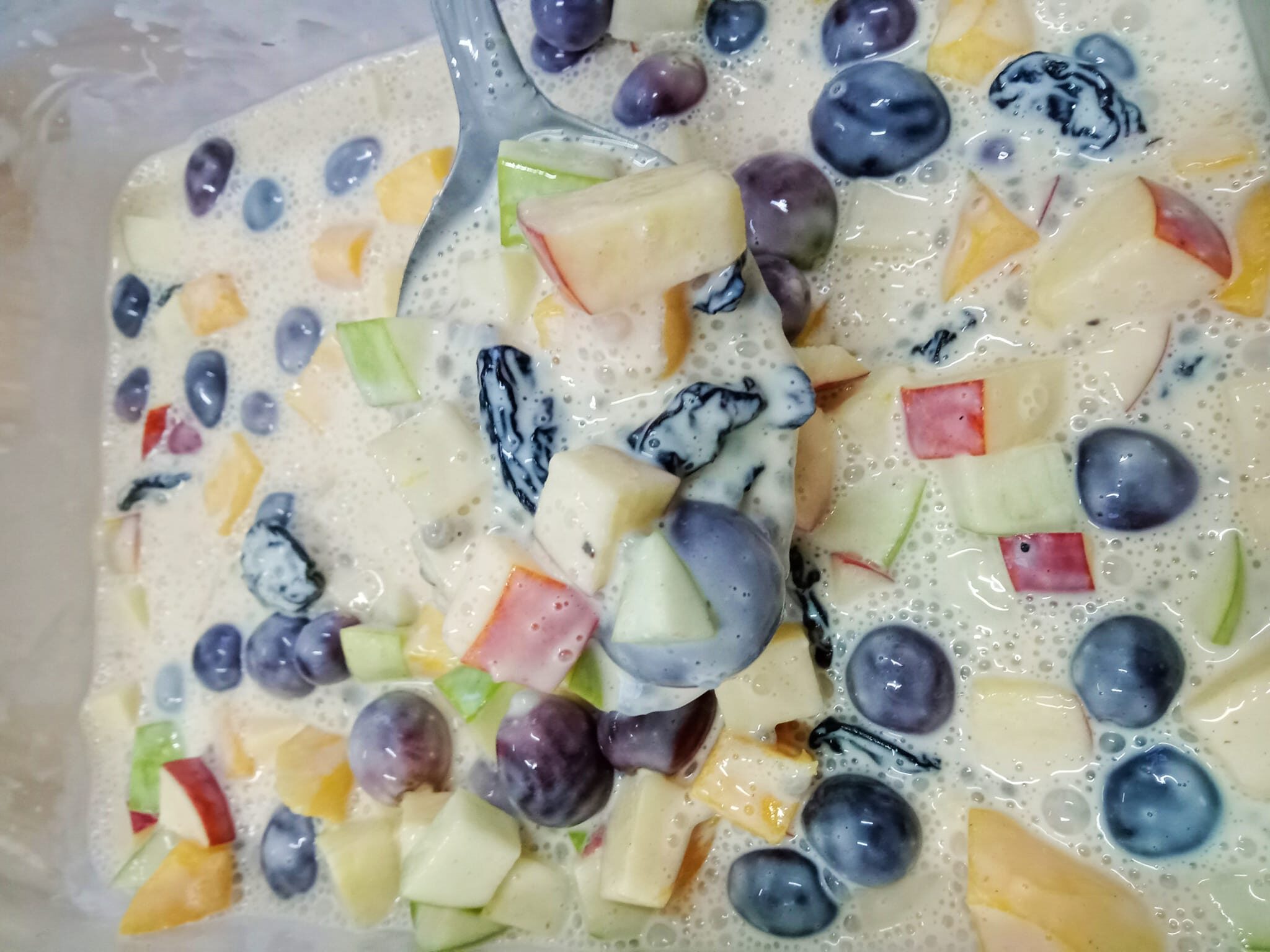 Salad buah-buahan pelbagai warna dalam mangkuk