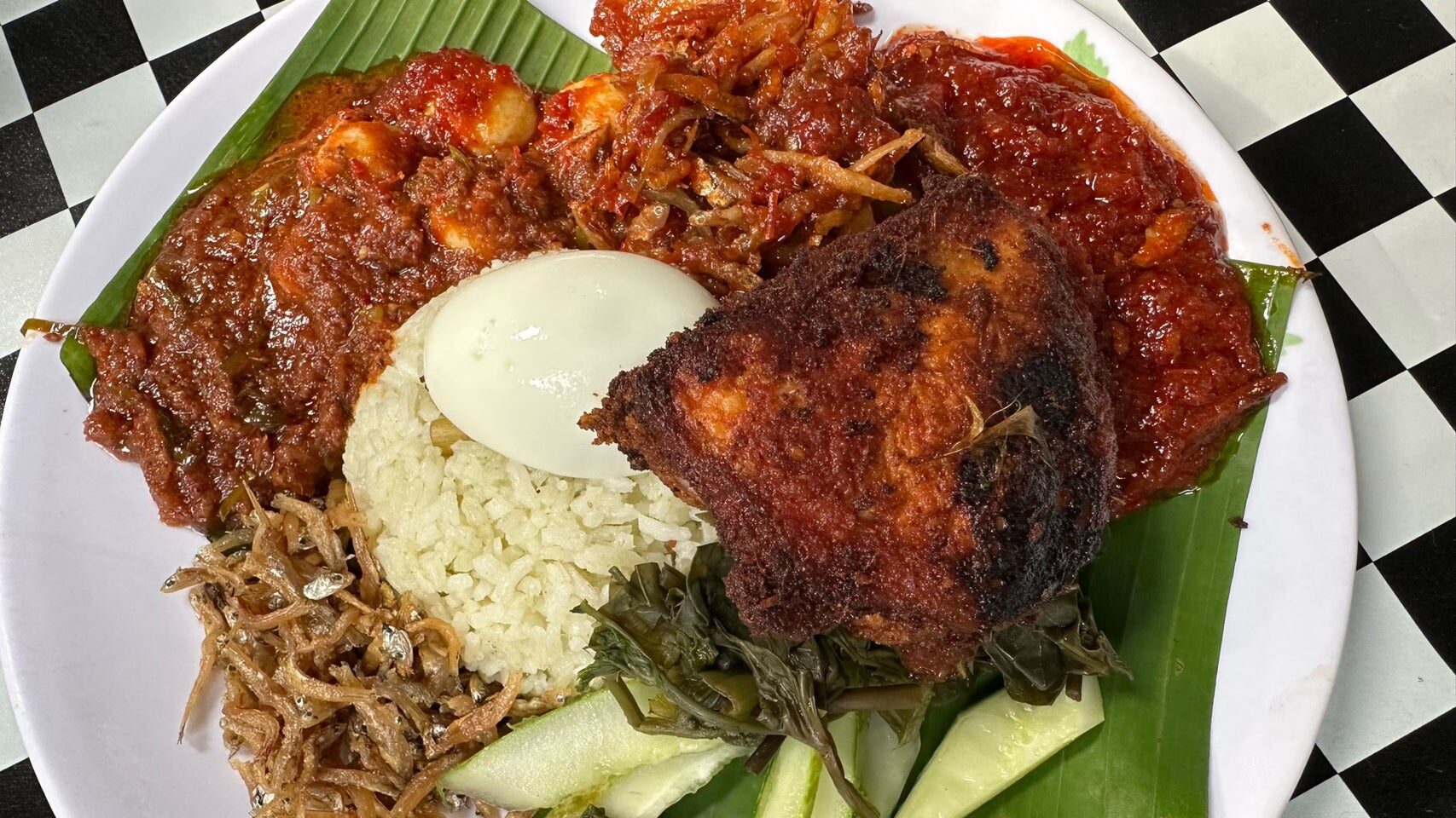 Nasi lemak Angah dengan lauk tradisional