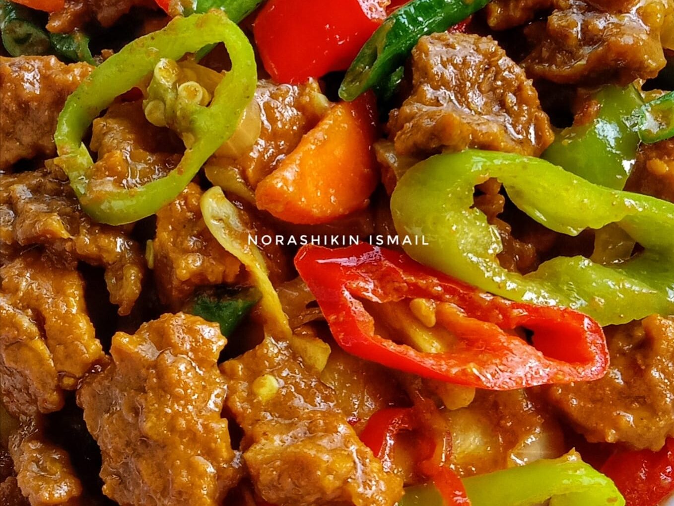 Daging goreng kunyit yang garing dan kuning cerah