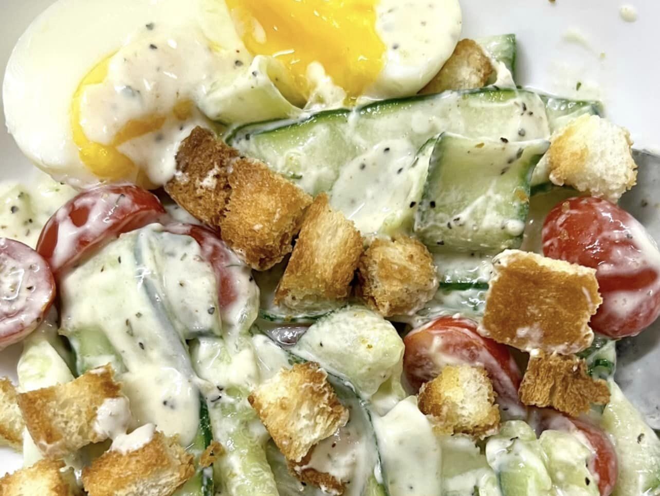 Salad yogurt timun dalam mangkuk kecil