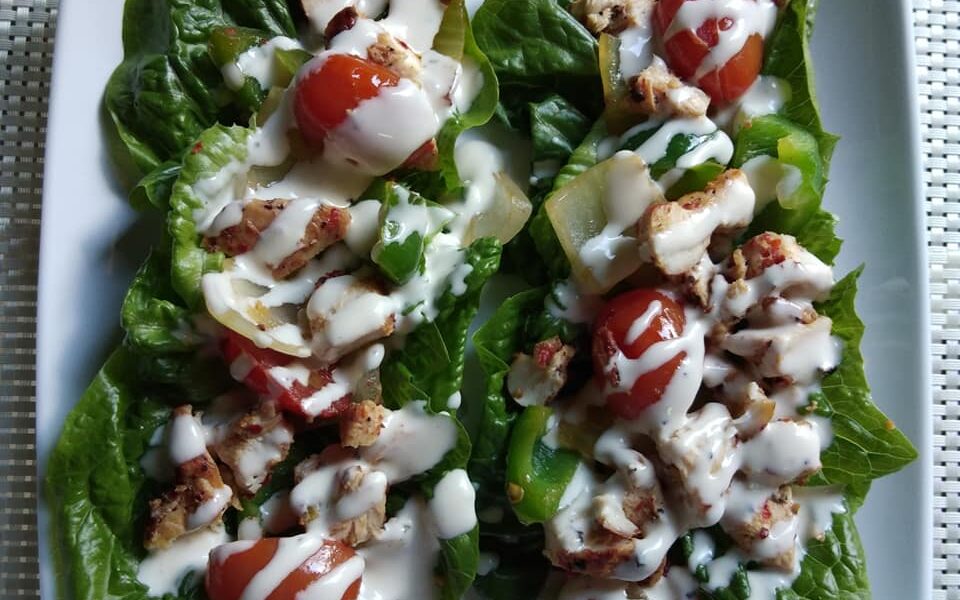 Ayam panggang bersama salad Caesar