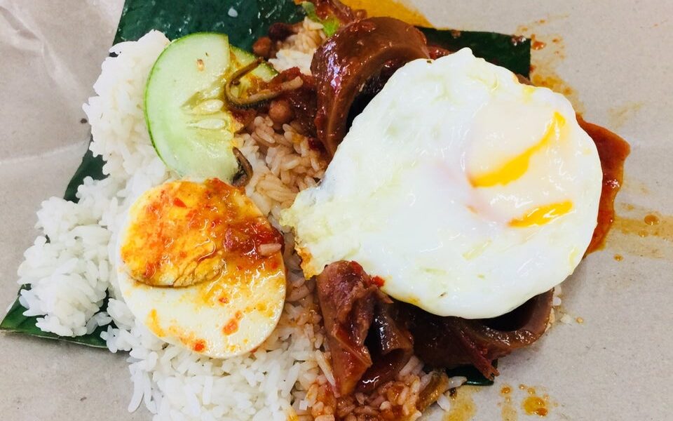 Sajian nasi lemak Moy dengan sambal sotong