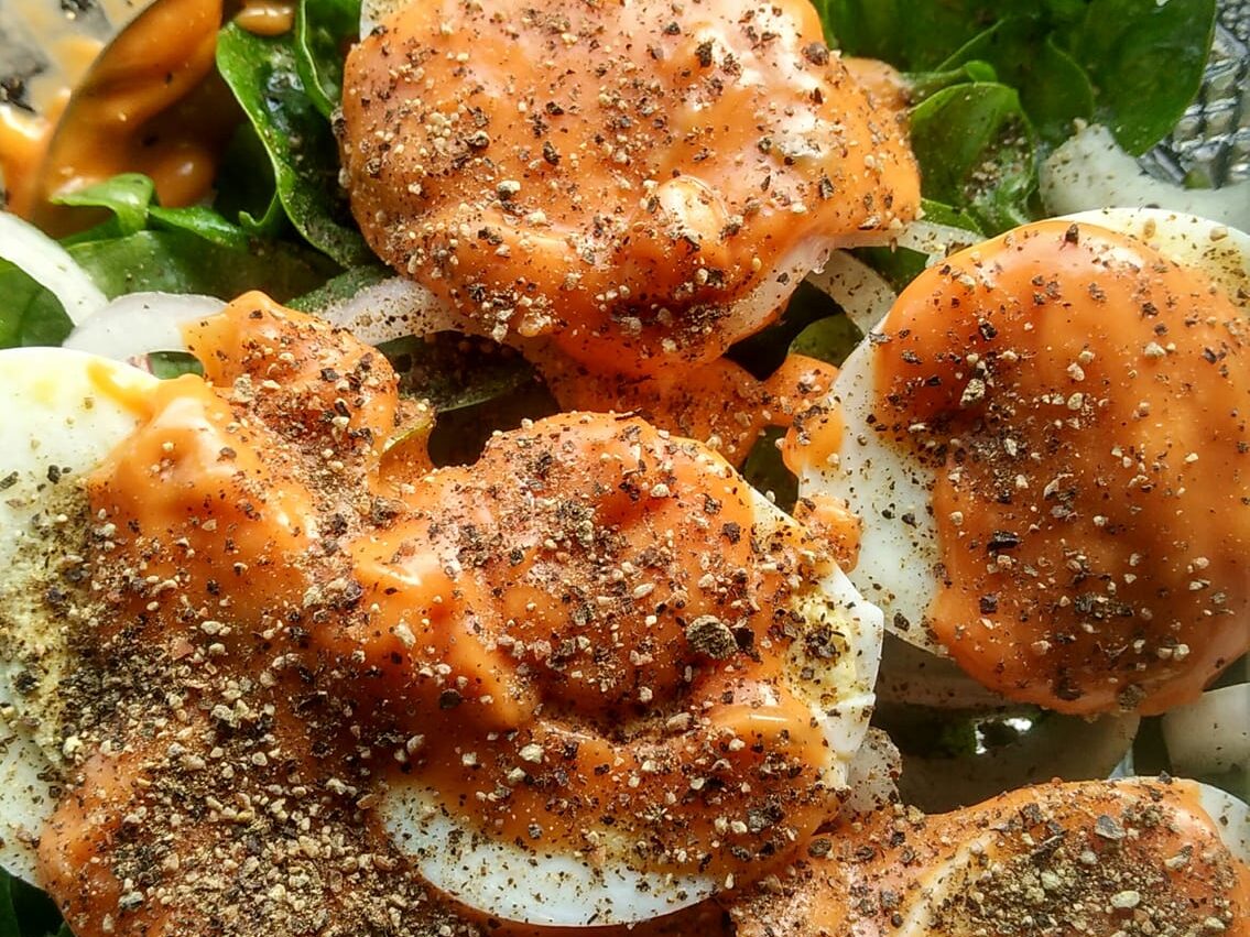 Salad telur dengan hirisan telur rebus