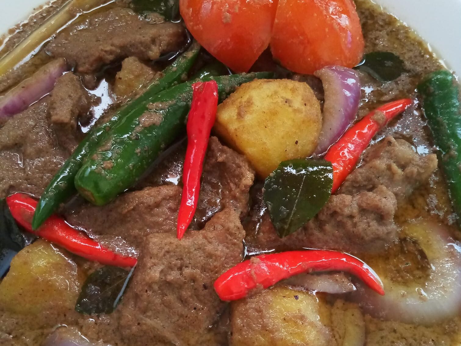Kurma daging dengan rempah penuh dan daging yang empuk