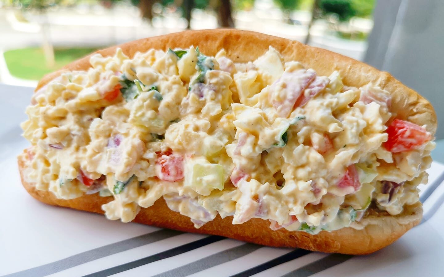 Sub sandwich telur keju di atas pinggan