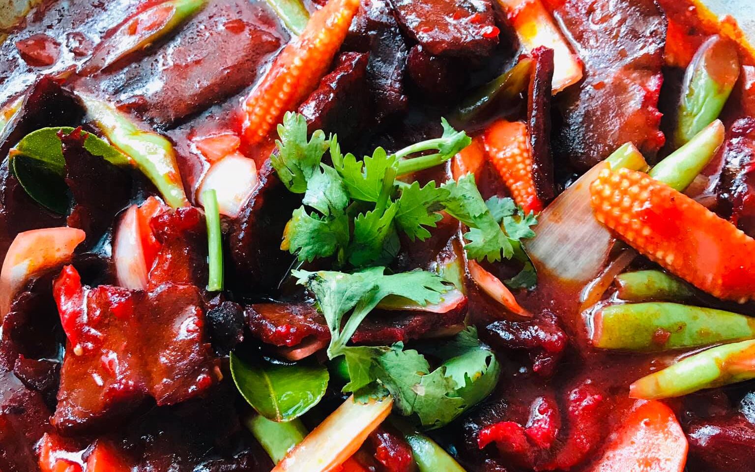 Daging masak merah ala Thai dengan hirisan bawang