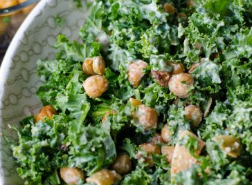 Salad hijau dengan sayur-sayuran segar