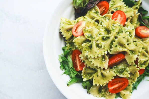 Salad pasta dengan sos dan sayuran