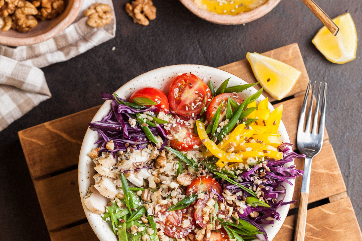 Pelbagai jenis salad segar untuk diet seperti salad buah, salad ayam dan salad pasta.