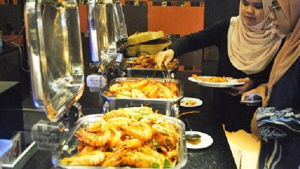 Sajian buffet di Cyberview Resort & Spa
