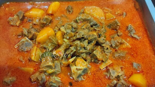Kari kambing berkuah pekat dalam mangkuk