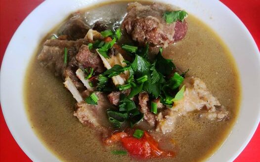 Sup kambing mamak berkuah jernih dengan tulang