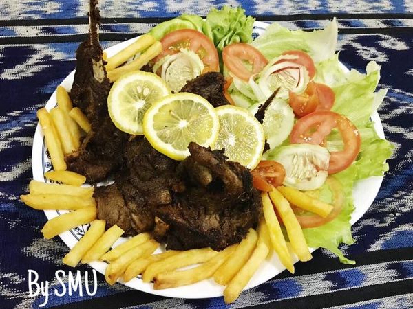 Pinggan kambing panggang moden dengan hiasan
