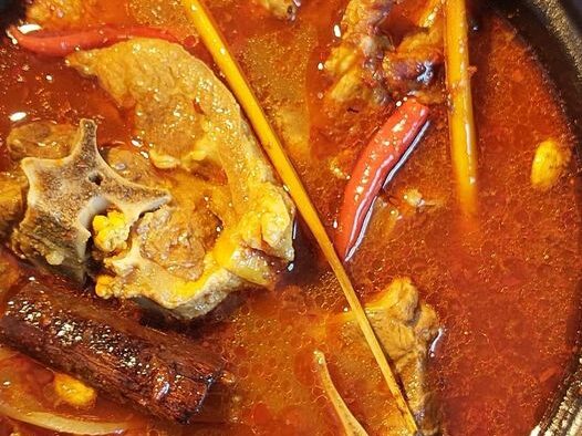 Singgang kambing berempah dihidangkan dalam pinggan