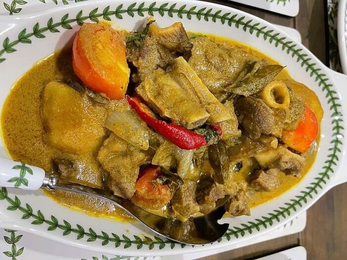 Pelbagai hidangan daging kambing masak lemak cili dan rempah