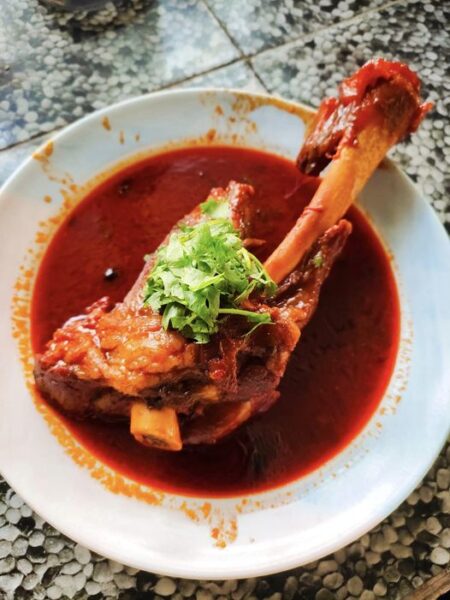 Lamb shank sup tulang merah dalam periuk