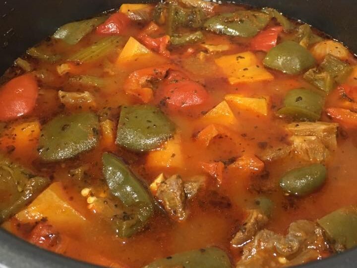 Stew kambing berkuah dengan sayur-sayuran