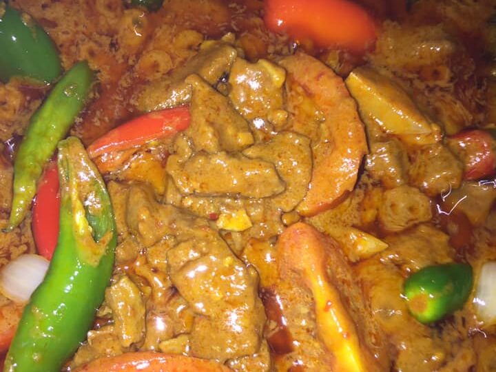 Kuzi kambing berempah dalam periuk