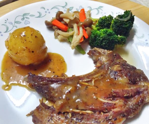 Lamb chop dengan sos lada hitam dan kentang tumbuk