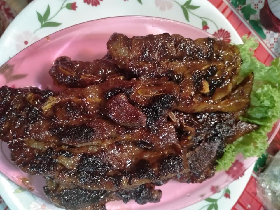 Kambing perap bakar dihidangkan di atas pinggan