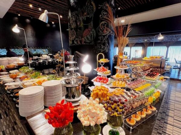 Buffet lunch di Maya Brasserie Hotel Maya