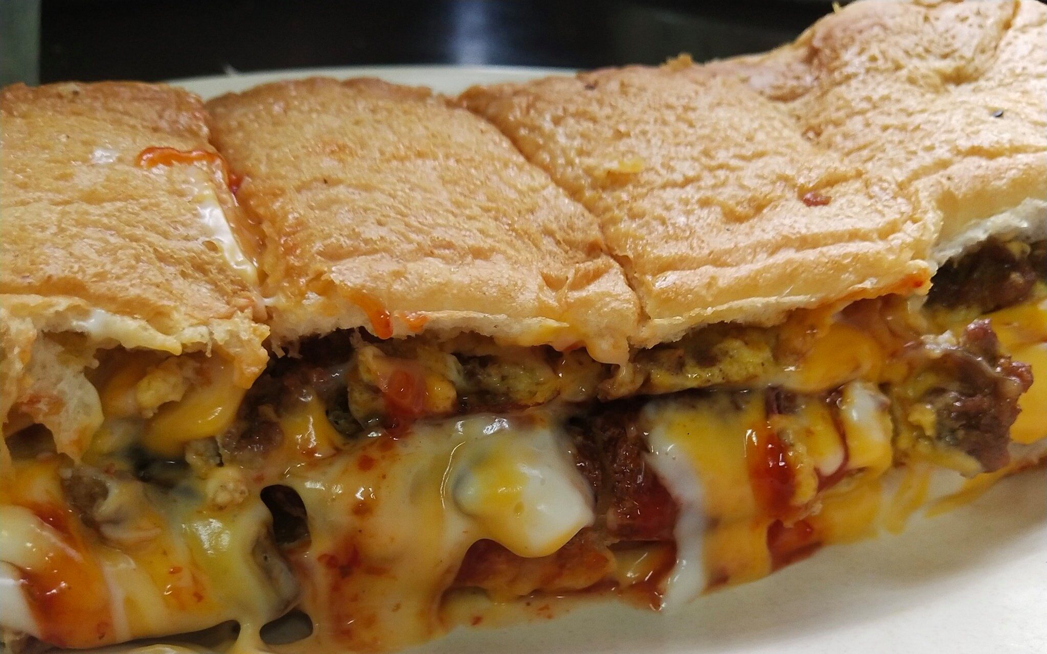 Roti John yang dipotong dengan inti daging
