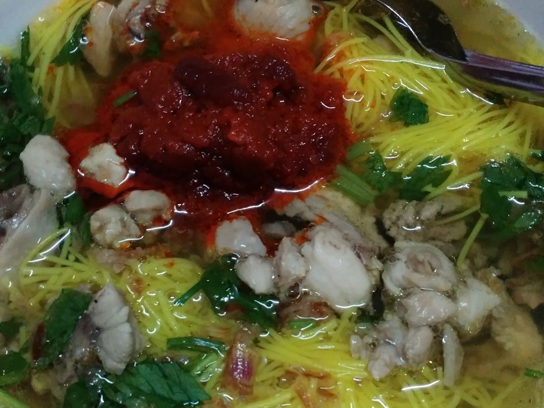 Bihun sup Utara dengan kuah panas dan ayam