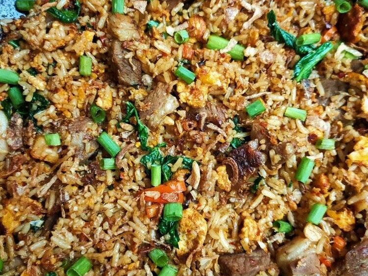 Nasi goreng kambing dihidangkan dengan telur