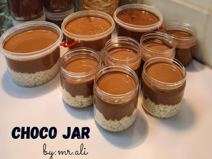 Choco jar dengan lapisan coklat dan biskut