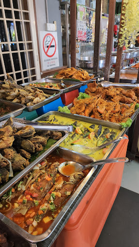 Pilihan lauk nasi campur di Rumah Makan Nasi Kampung