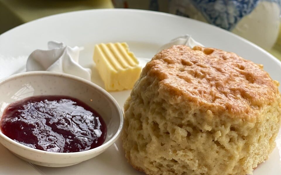 Hidangan scone dengan krim di kafe