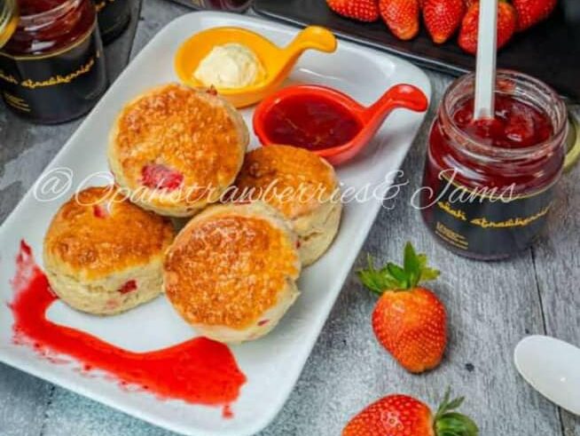 Scone disajikan dengan jem dan mentega