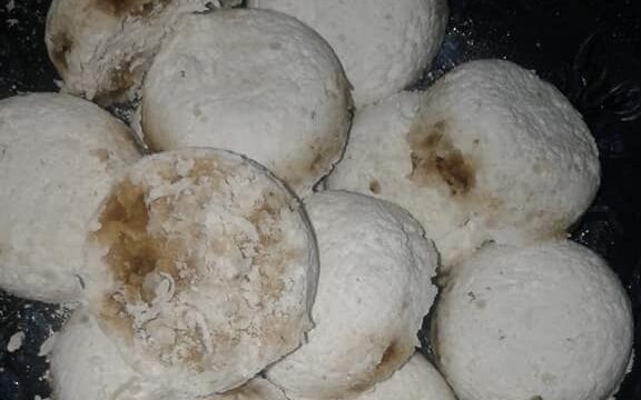 Putu lompang dengan kelapa parut
