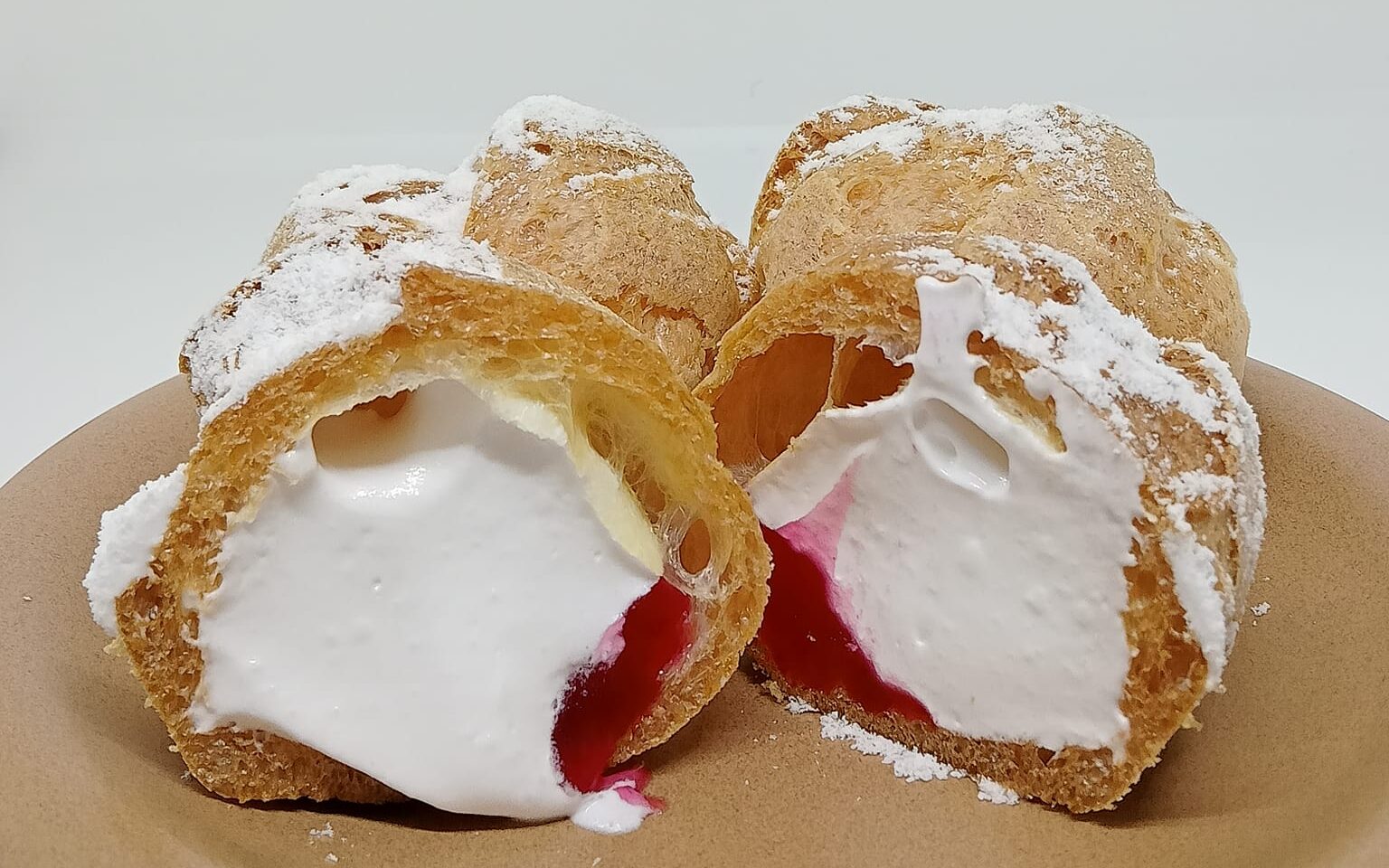 Cream puff berisi krim yang lembut