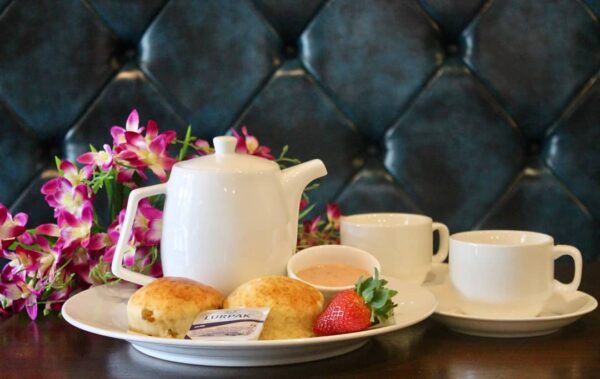 Scone segar dengan krim dan jem strawberi