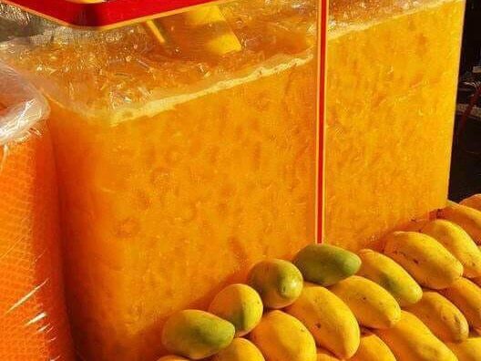 Jus buah segar dalam gelas