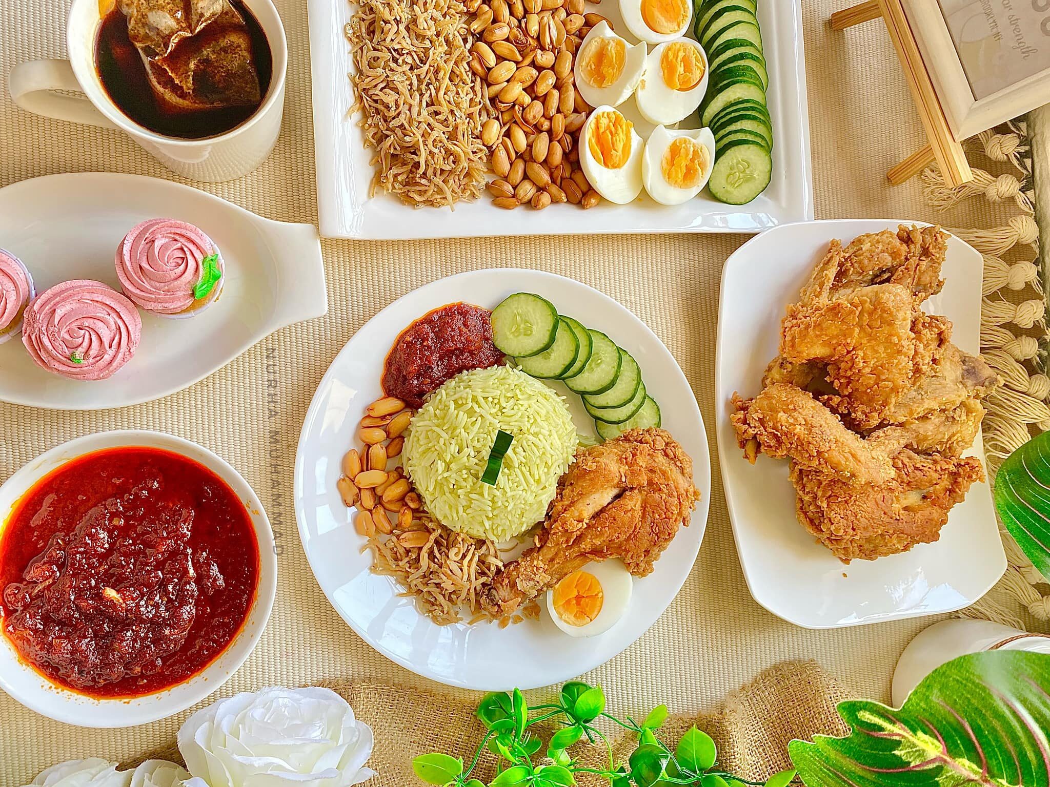 Nasi lemak pandan dengan lauk tradisional