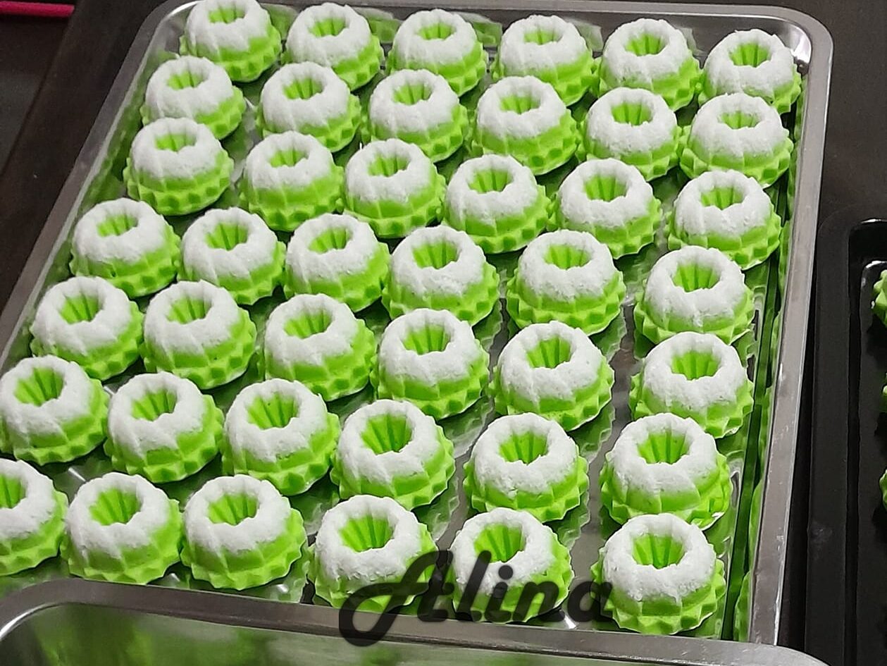 Kuih Puteri Ayu dengan lapisan kelapa dan pandan