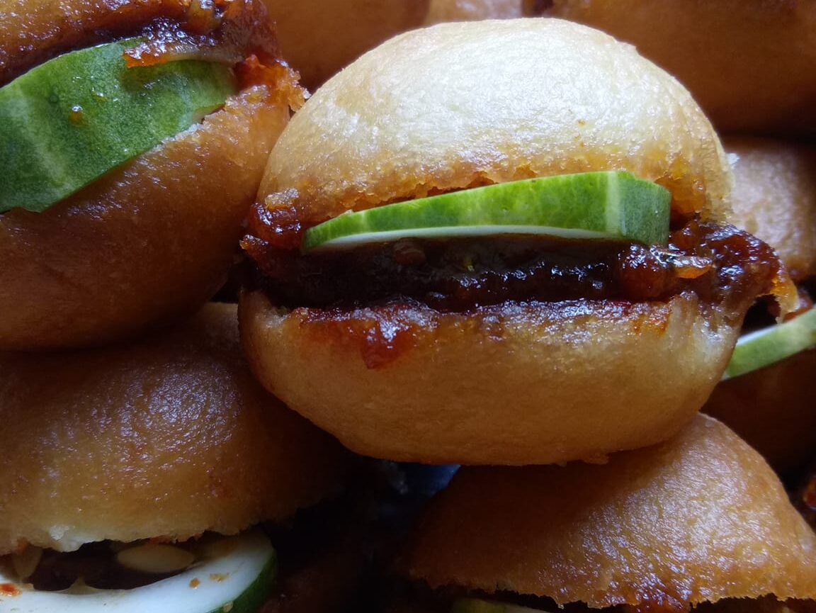Burger Malaysia dengan telur, daging dan sos cili