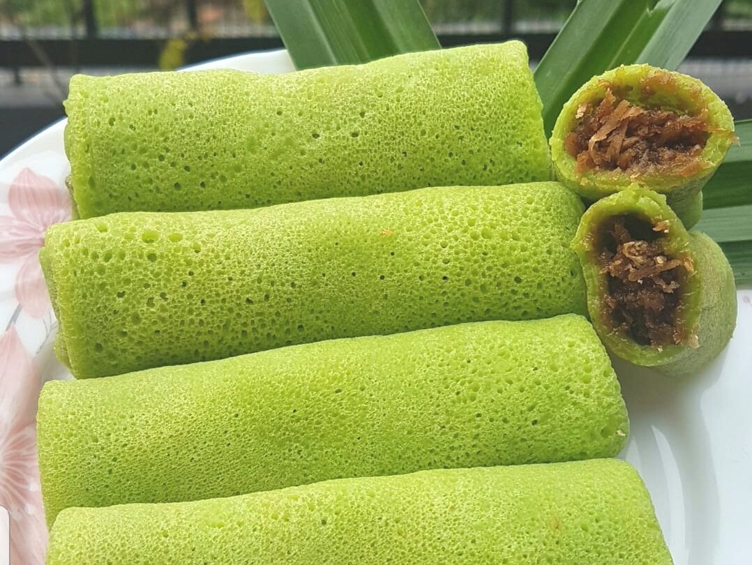 Kuih Ketayap berintikan kelapa gula dilipat crepe pandan