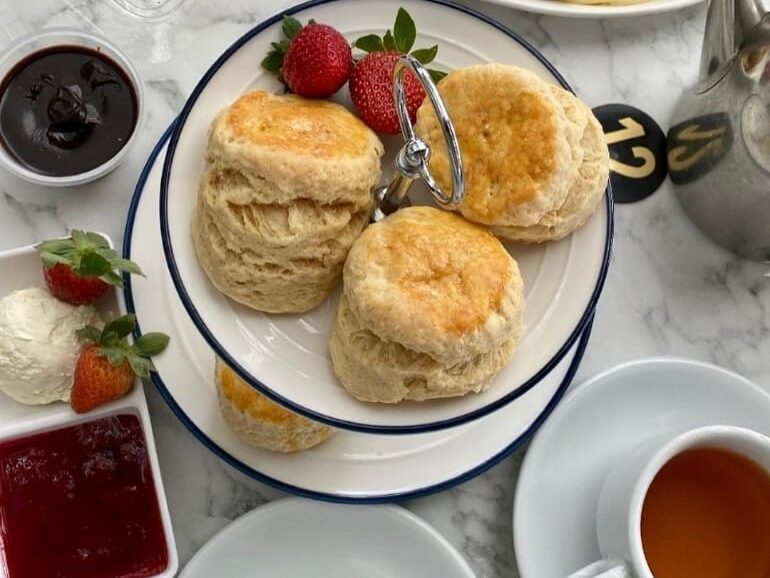 Set scone Cameron Highland dengan jem strawberi dan whipped cream dihidang bersama teh o.