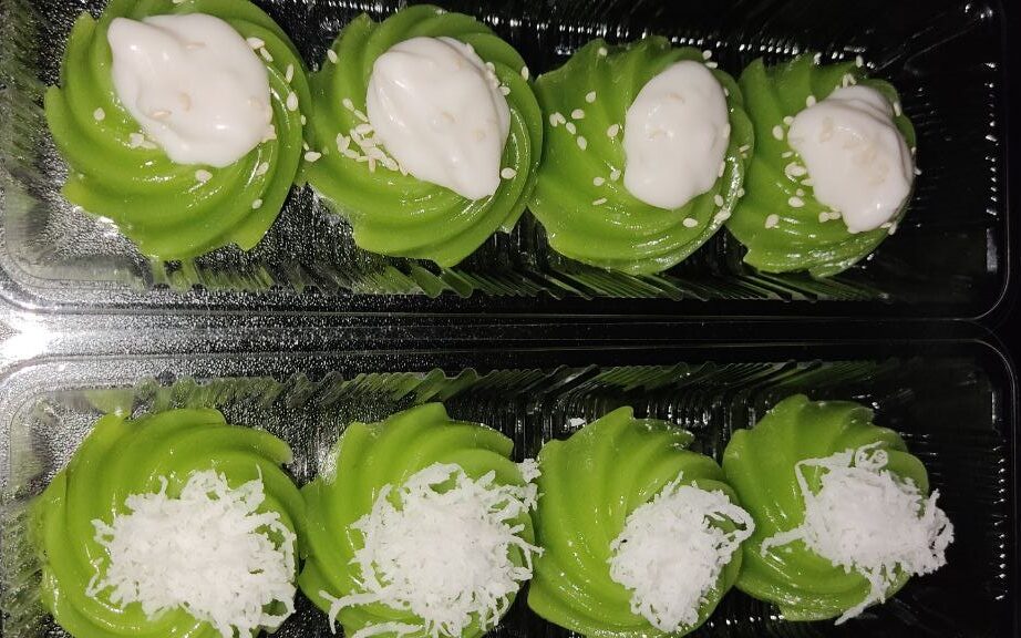 Kuih Kaswi pandan berkenyal dengan kelapa parut