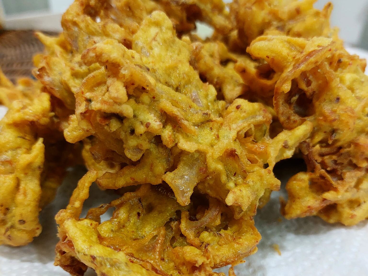 Cucur bawang dengan ikan bilis yang rangup
