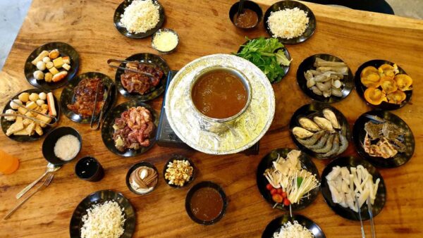 Hidangan steamboat dan grill di M Cafe