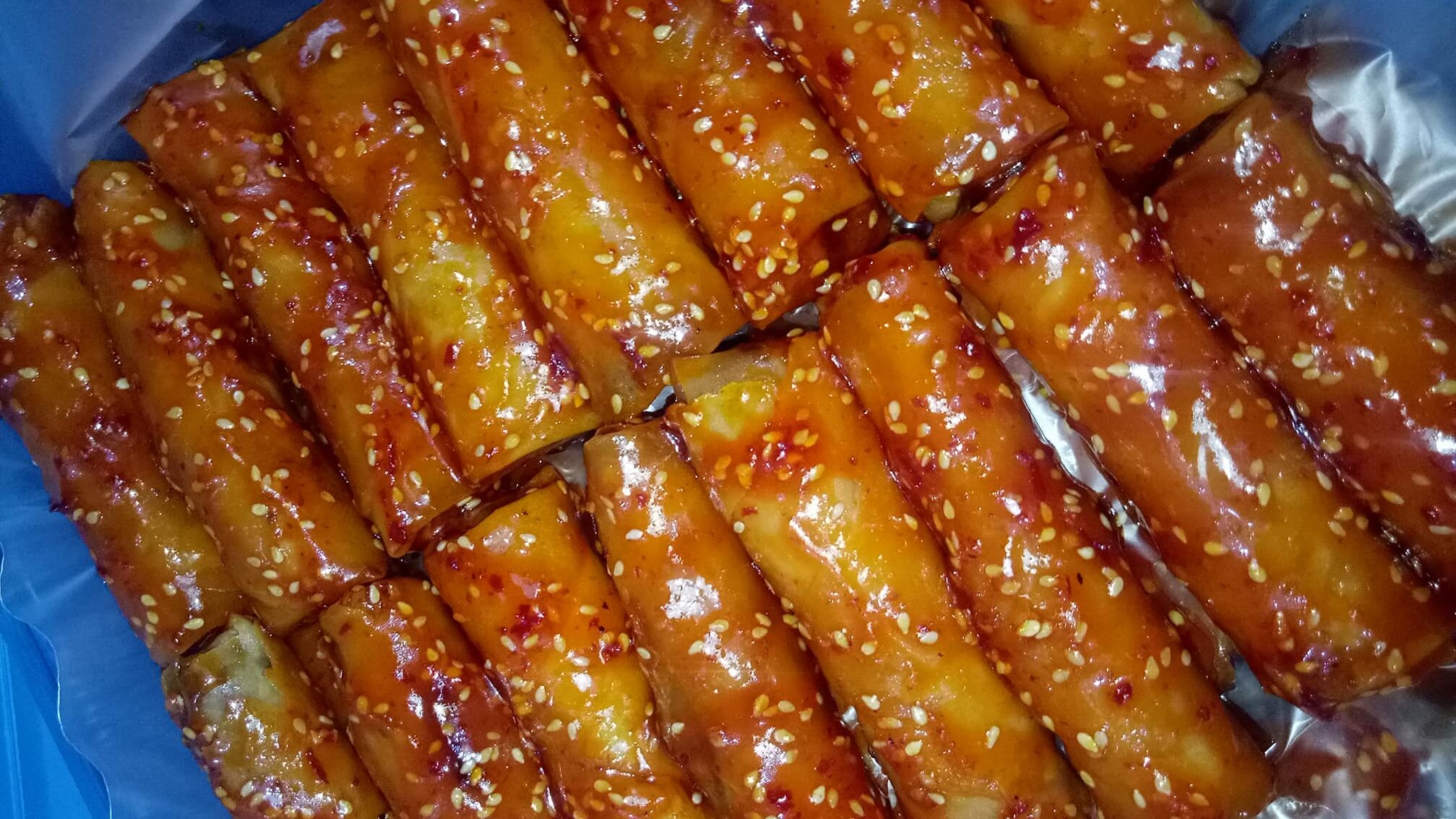 Popia goreng sira berlumur gula yang manis dan rangup