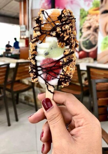 Papan senarai harga makanan di Avant Chocolate Cafe