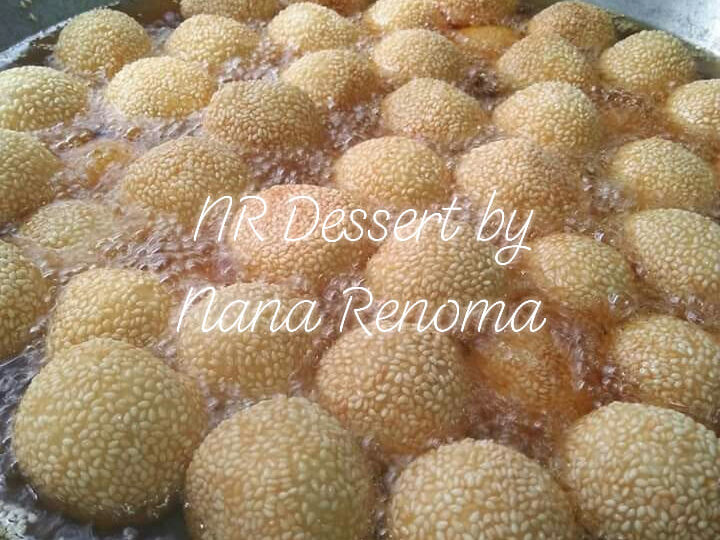 Kuih Bom Bijan goreng yang rangup dengan taburan bijan