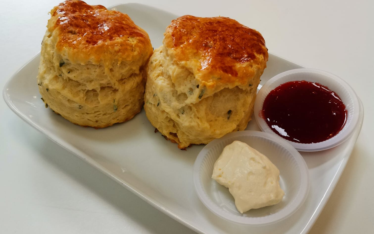 Scone dihias dengan strawberi segar