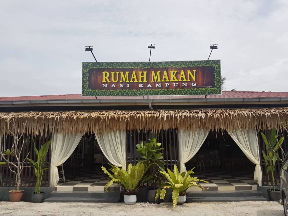 Pelbagai hidangan nasi campur dan lauk-pauk masakan kampung di Rumah Makan Nasi Kampung.