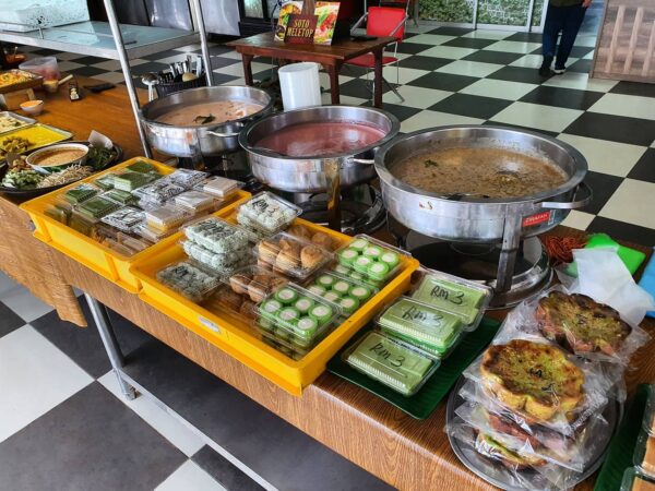 Paparan menu dan lauk nasi campur